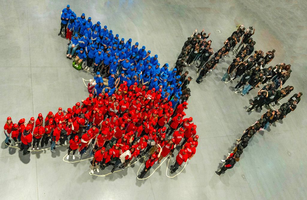 Des jeunes bénévoles, par une fresque humaine reproduisent le logo du SPF.
