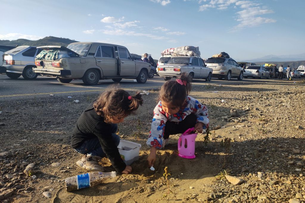 Des enfants jouent sur le bord de la route tandis que les Arméniens fuient le Haut-Karabakh par le corridor de Latchine, le 28 septembre 2023. 
© Siranush ADAMYAN/AFP