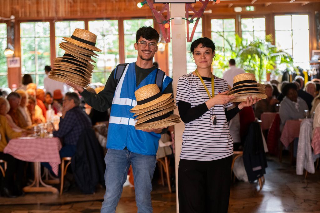 Bénévoles distribuant des chapeaux. © Béatrice Usseglio / Secours populaire