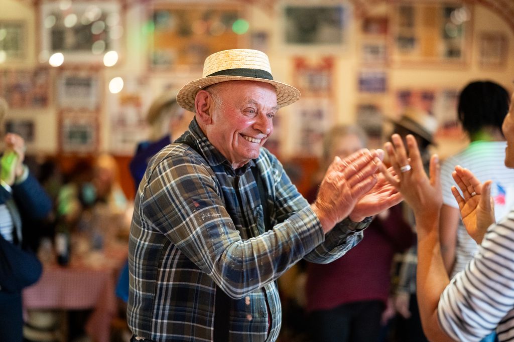 Sénior sur la piste de danse. © Béatrice Usseglio / Secours populaire
