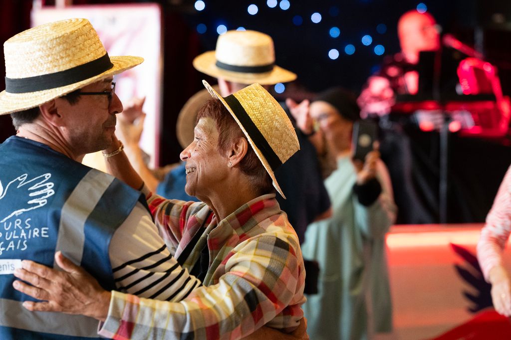 Séniors sur la piste de danse. © Béatrice Usseglio / Secours populaire