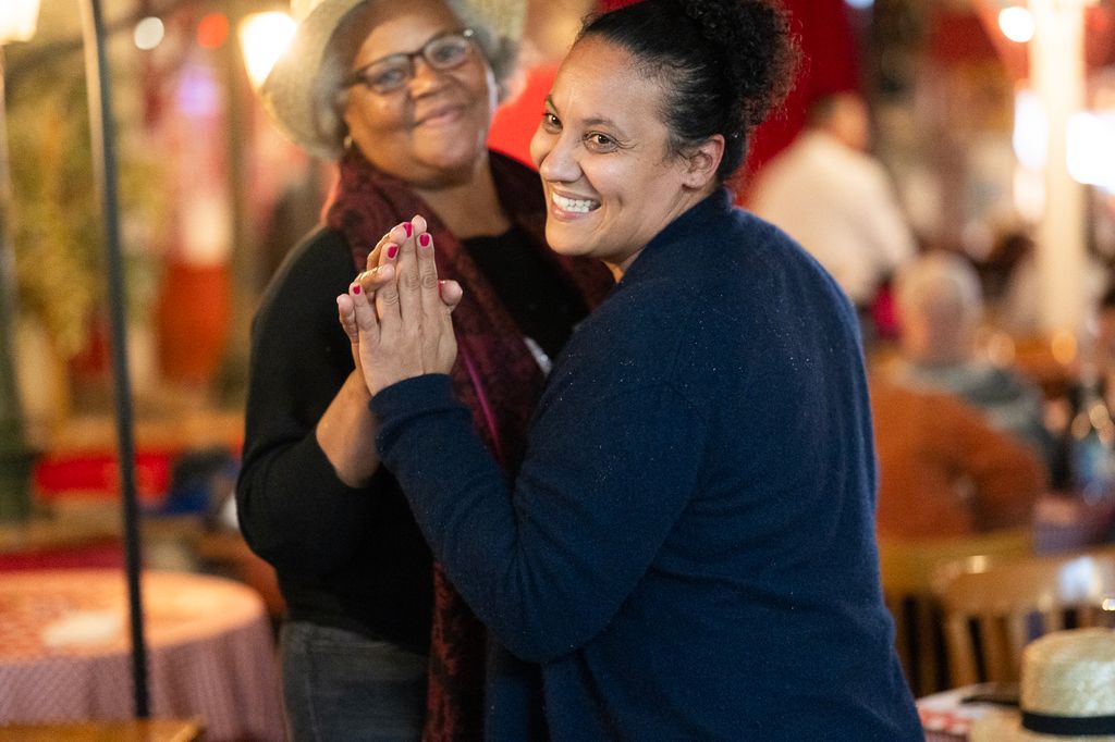 Bénévole et séniore sur la piste de danse. © Béatrice Usseglio / Secours populaire
