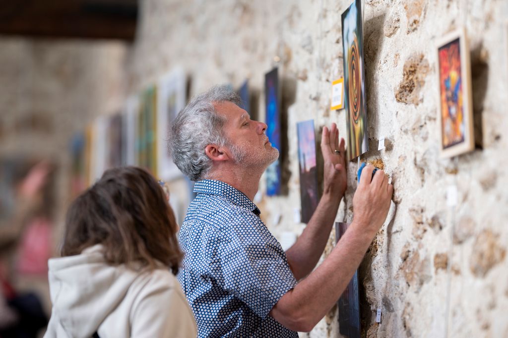Deux personnes observant de près une œuvre d'art. © Béatrice Usseglio