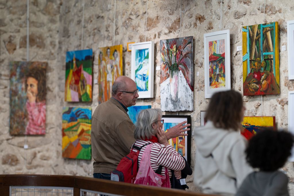 Un groupe de personnes admirant les œuvres d'art.