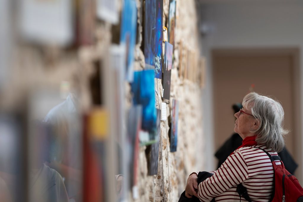 Une personne face à plusieurs œuvres d'art. © Béatrice Usseglio