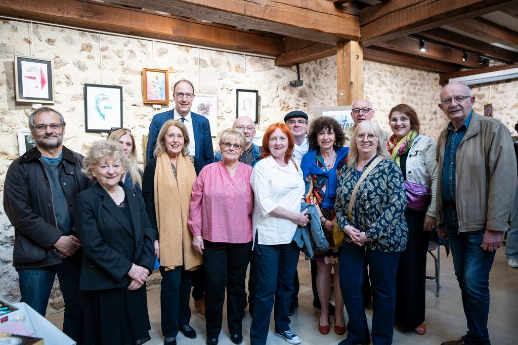 Une photo de groupe avec les bénévoles et le maire de Yerres.