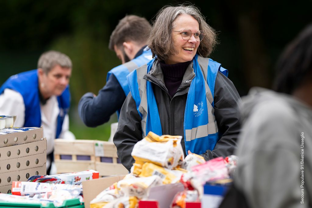 Un groupe de bénévole pendant la distribution du Solidaribus.