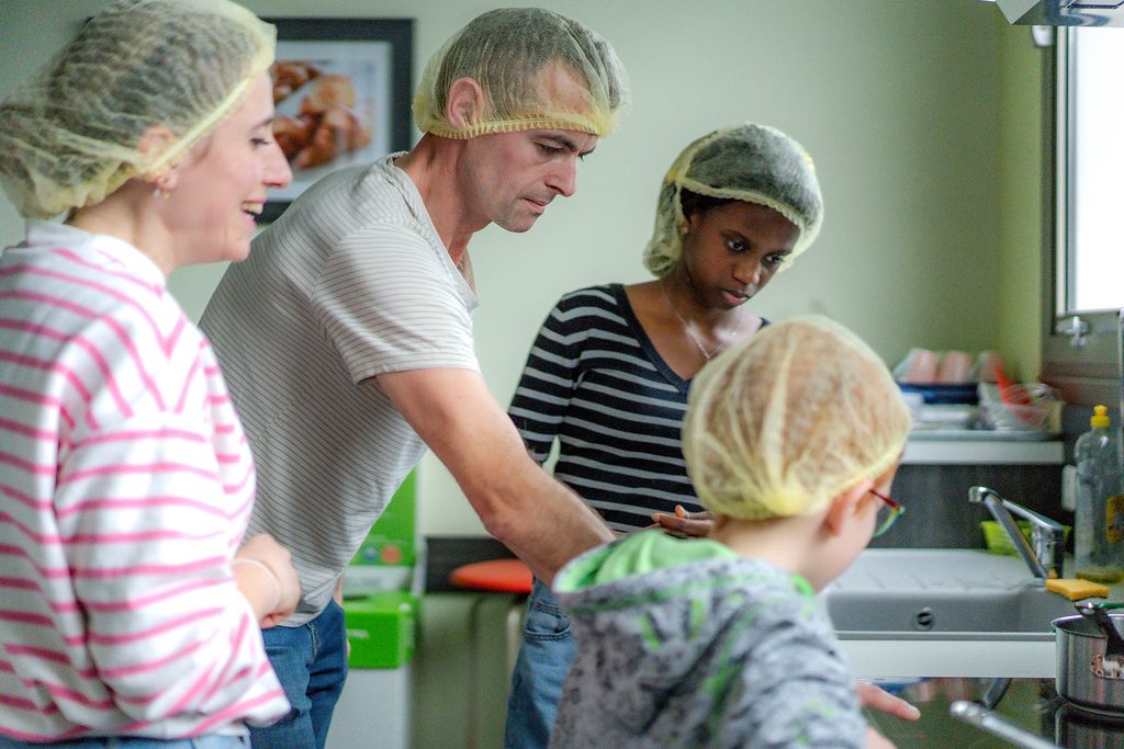 D’abord, Vitoria et Nathan réalisent un fondant au chocolat. Tout se passe dans la bonne humeur @J-M Rayapen / SPF