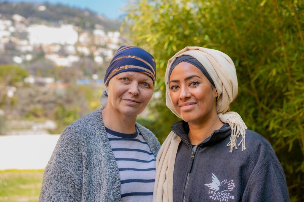 Nataliya, « mère courage » originaire de Ivankiv, et Alicia, responsable de l’antenne de Grasse du Secours populaire, dans le jardin de l’hôtel Virginia où résident les familles réfugiées ukrainiennes.