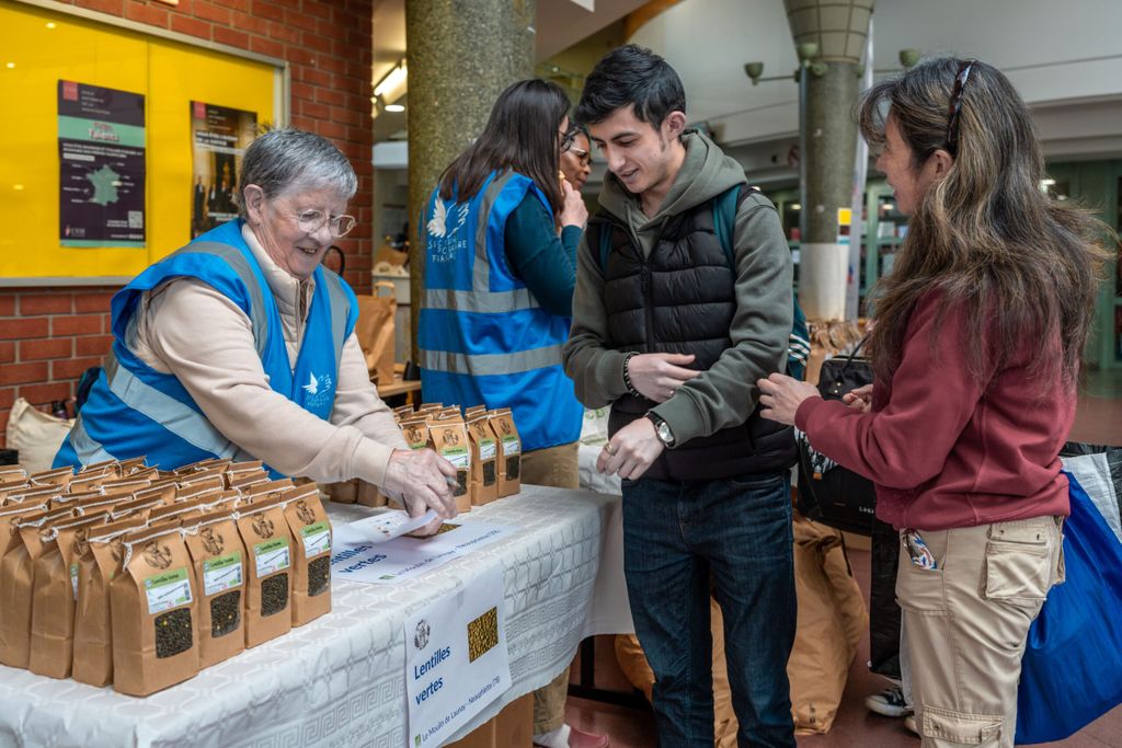 les bénévoles du secours populaire lors d'une action d'aide alimentaire