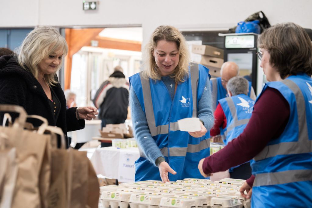 Une bénévole du secours populaire sur un marché