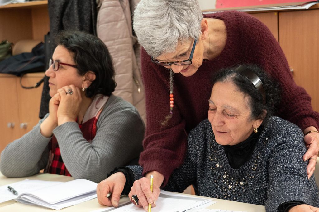 Une bénévole accueille les apprenants lors d'un atelier de conversation