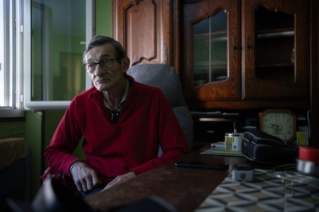 Un homme assis seul dans une pièce sombre