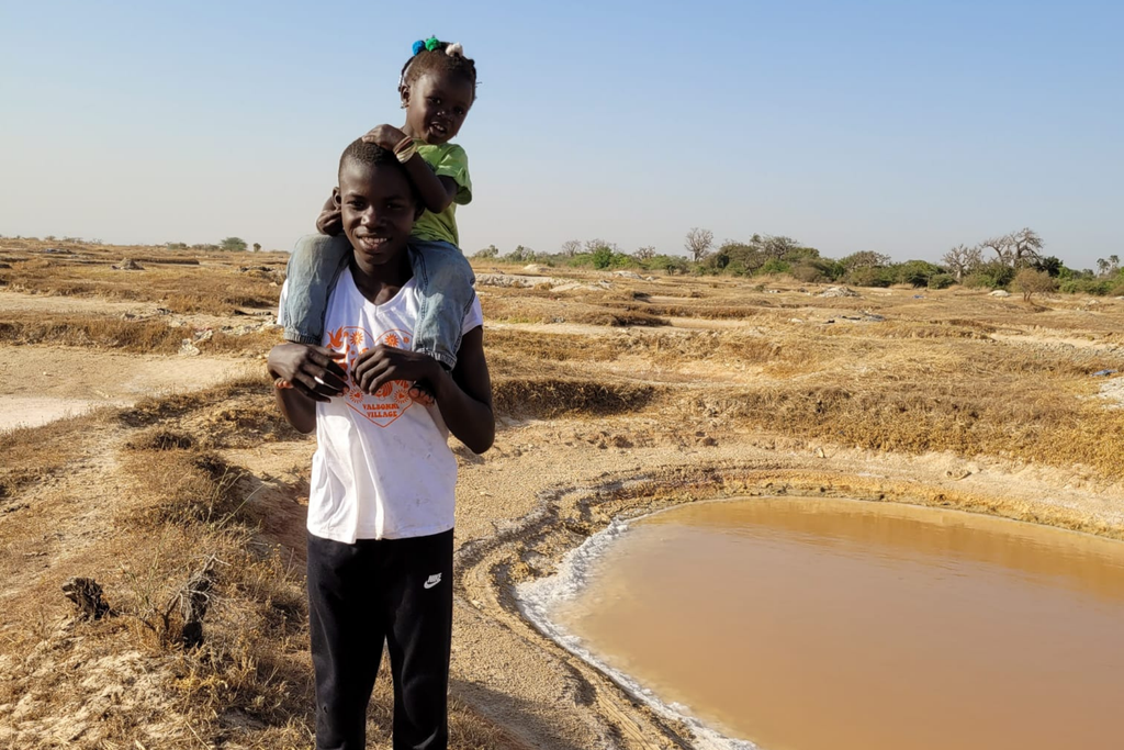 création de puits de sel au Sénégal à Palmarin