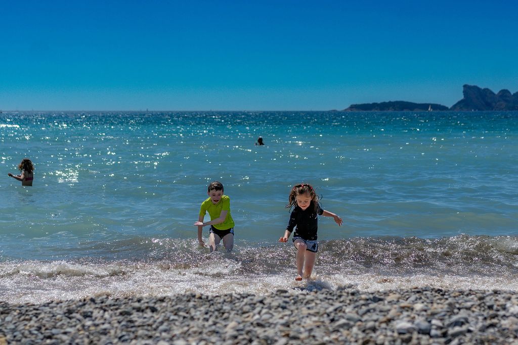 Des enfants jouent dans l'eau de mer.
