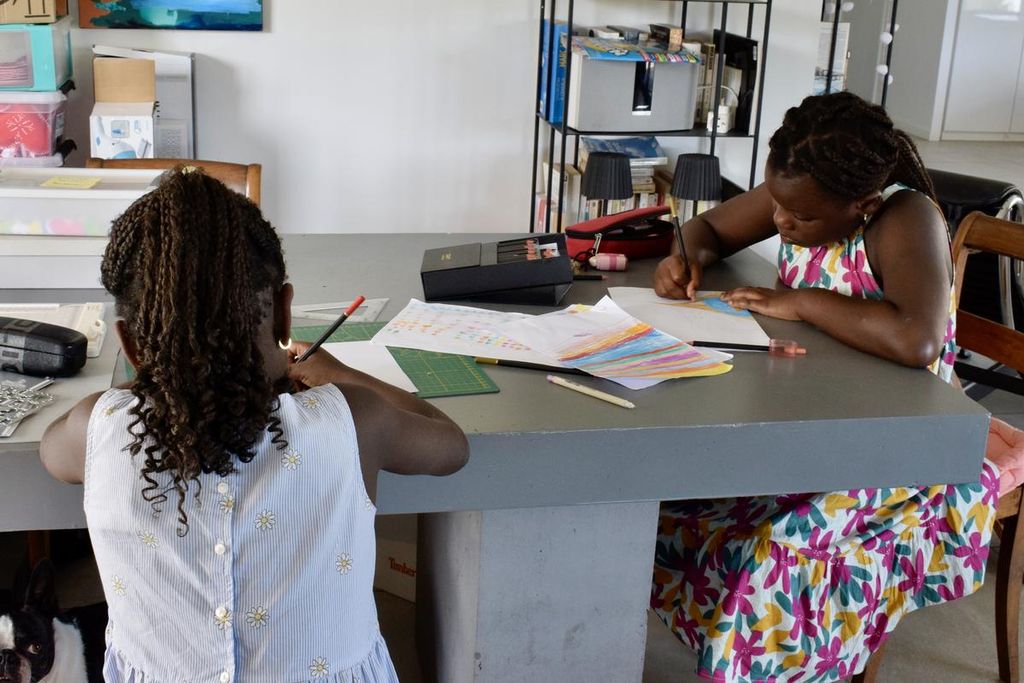 Deux fillettes en train de dessiner sur une table
