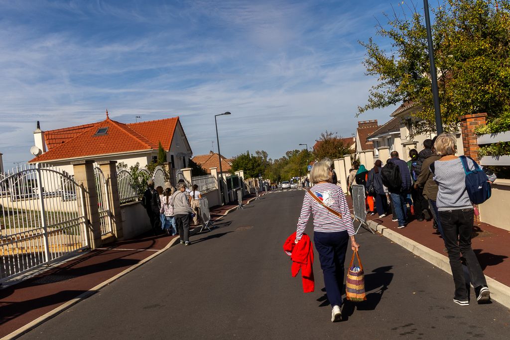 Les personnes aidées et les bénévoles en direction du festival 