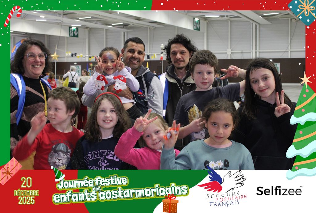 Photo d'un groupe d'enfants ayant participé à la journée festive des Pères Noël verts 2025 en Côtes d'Armor.