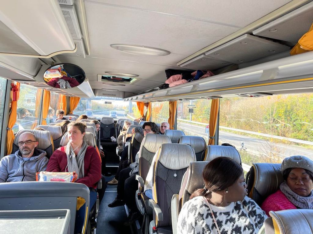 adultes et enfants dans un car