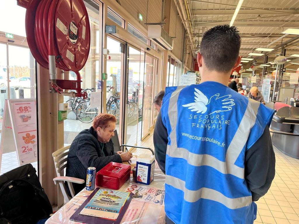 femme, garçon, magasin don'action