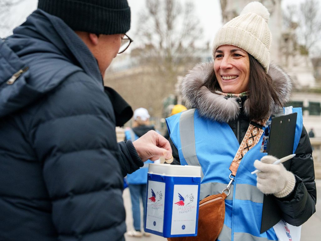 Collecte au tronc pour le Secours populaire