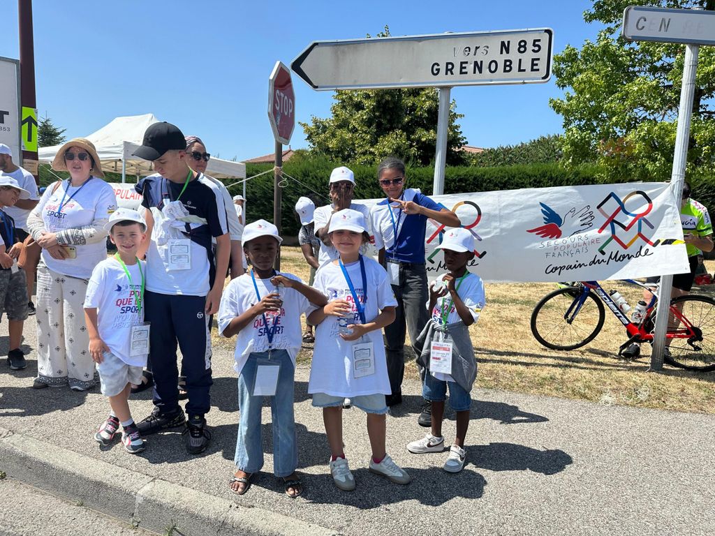Les enfants sur le bord de la route, impatients de voir les coureurs / Crédit photo : Zoé Constantini