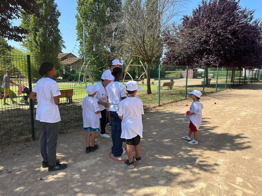 Les enfants s'essayent à la pétanque / Crédit photo : Zoé Constantini