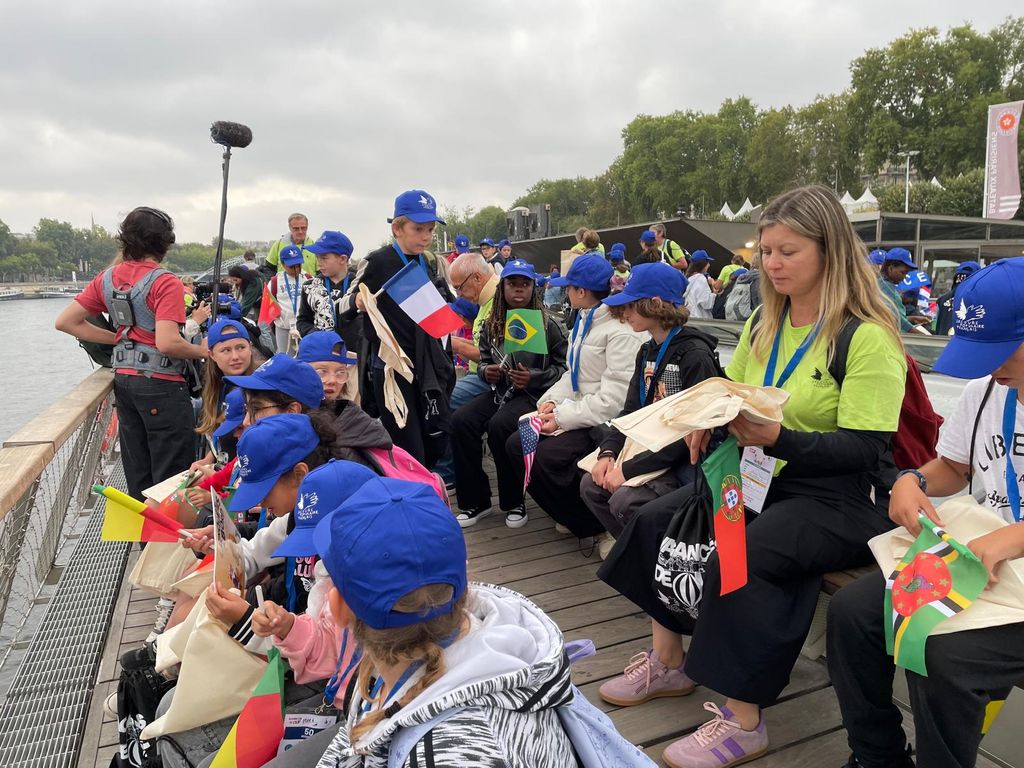 Groupe d'enfants sur les bateaux mouches à Paris