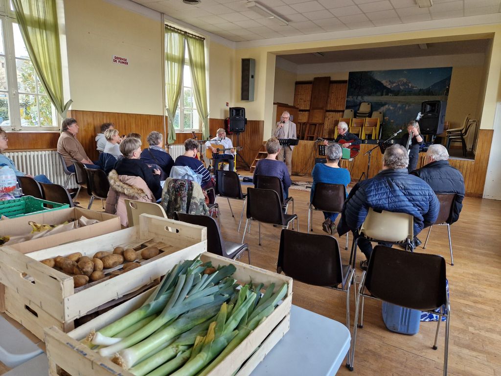 Concert lors de la permanence d'accueil du Secours populaire à Coudrecieux le 5 avril 2024