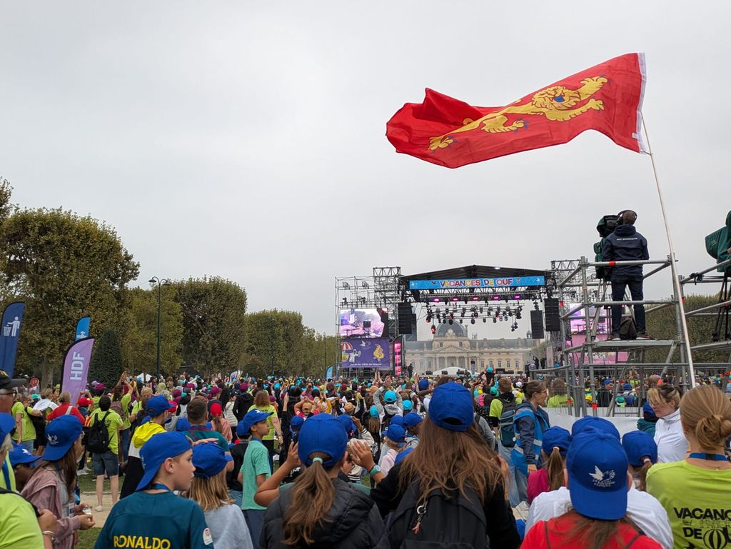 Groupe d'enfants avec le drapeau normand, au concert