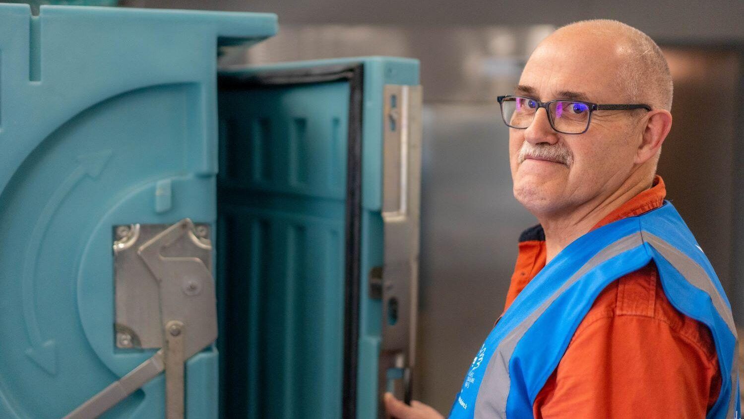 Bénévoles, Jean-François est à la retraite, après avoir travaillé dans le secteur agricole (les champignons, la nourriture pour animaux). Il pose devant les caisses réfrigérantes où son stockés les poulets qui sont très demandés. Bénévoles, Jean-François est à la retraite, après avoir travaillé dans le secteur agricole (les champignons, la nourriture pour animaux). Il pose devant les caisses réfrigérantes où son stockés les poulets qui sont très demandés.