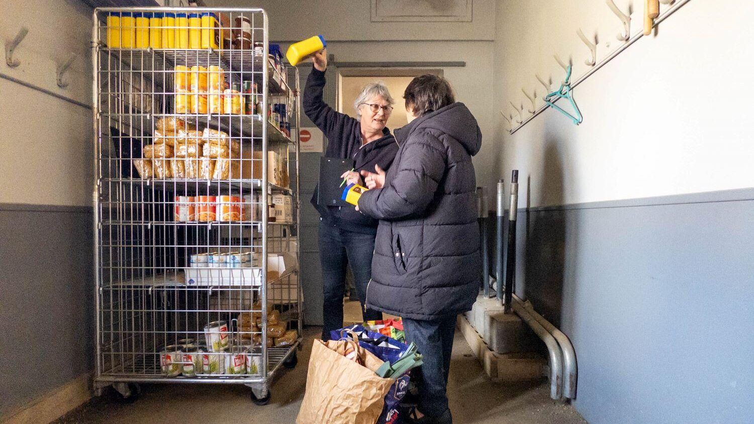 L'équipe de bénévoles met un soin particulier sur l'accueil et sur l'écoute des personnes en difficulté. L'ambiance est détendue. Des liens se tissent entre bénévoles et personnes accueillies. L'équipe de bénévoles met un soin particulier sur l'accueil et sur l'écoute des personnes en difficulté. L'ambiance est détendue. Des liens se tissent entre bénévoles et personnes accueillies.