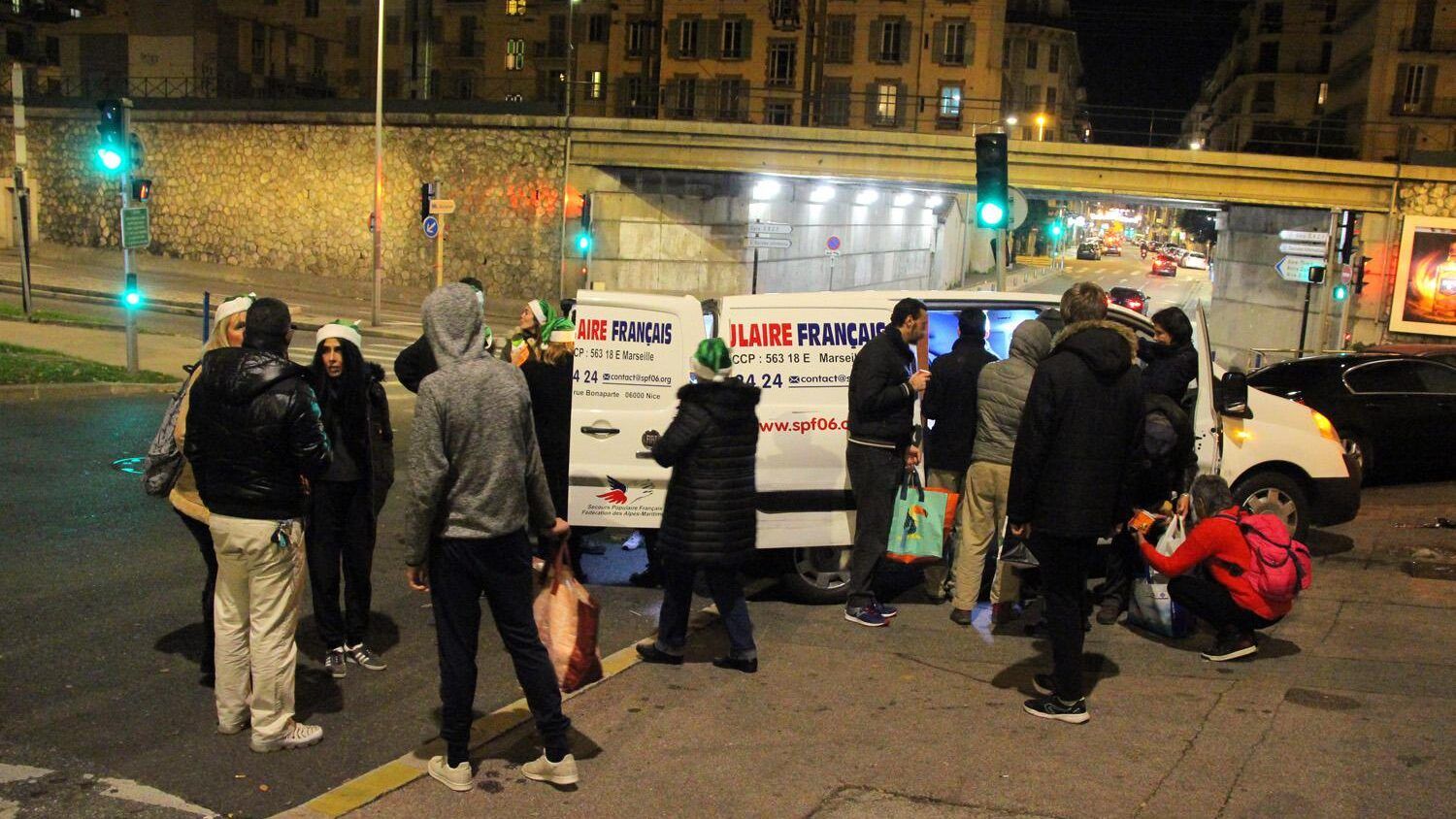 L'apport d'un repas est surtout l'occasion pour les personnes sans domicile-fixe de pouvoir se confier aux bénévoles.