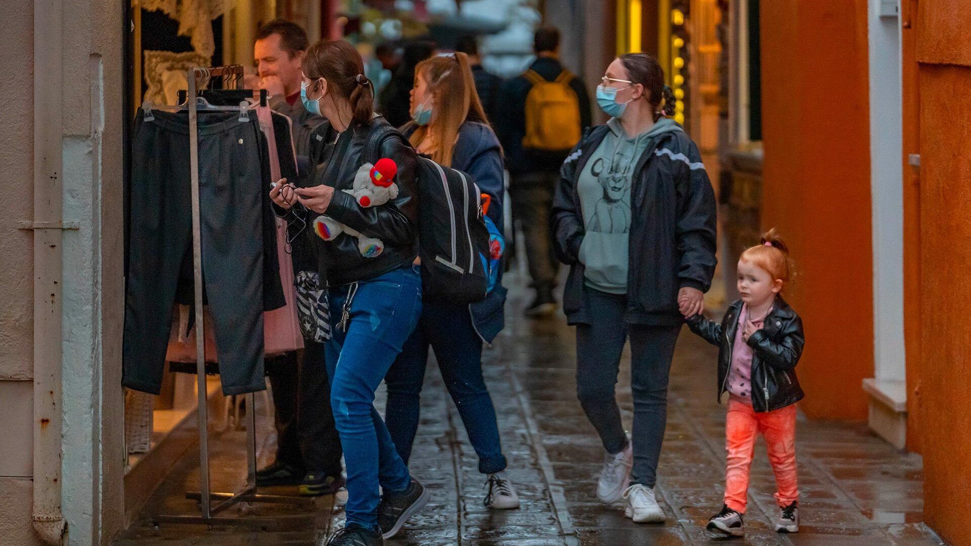 Sandrine se promène en famille dans les rues bariolées de Burano. Elle n'avait pas pris de vacances depuis des années ; n'était jamais partie avec sa famille et n'était jamais sortie de France, pour ainsi dire.