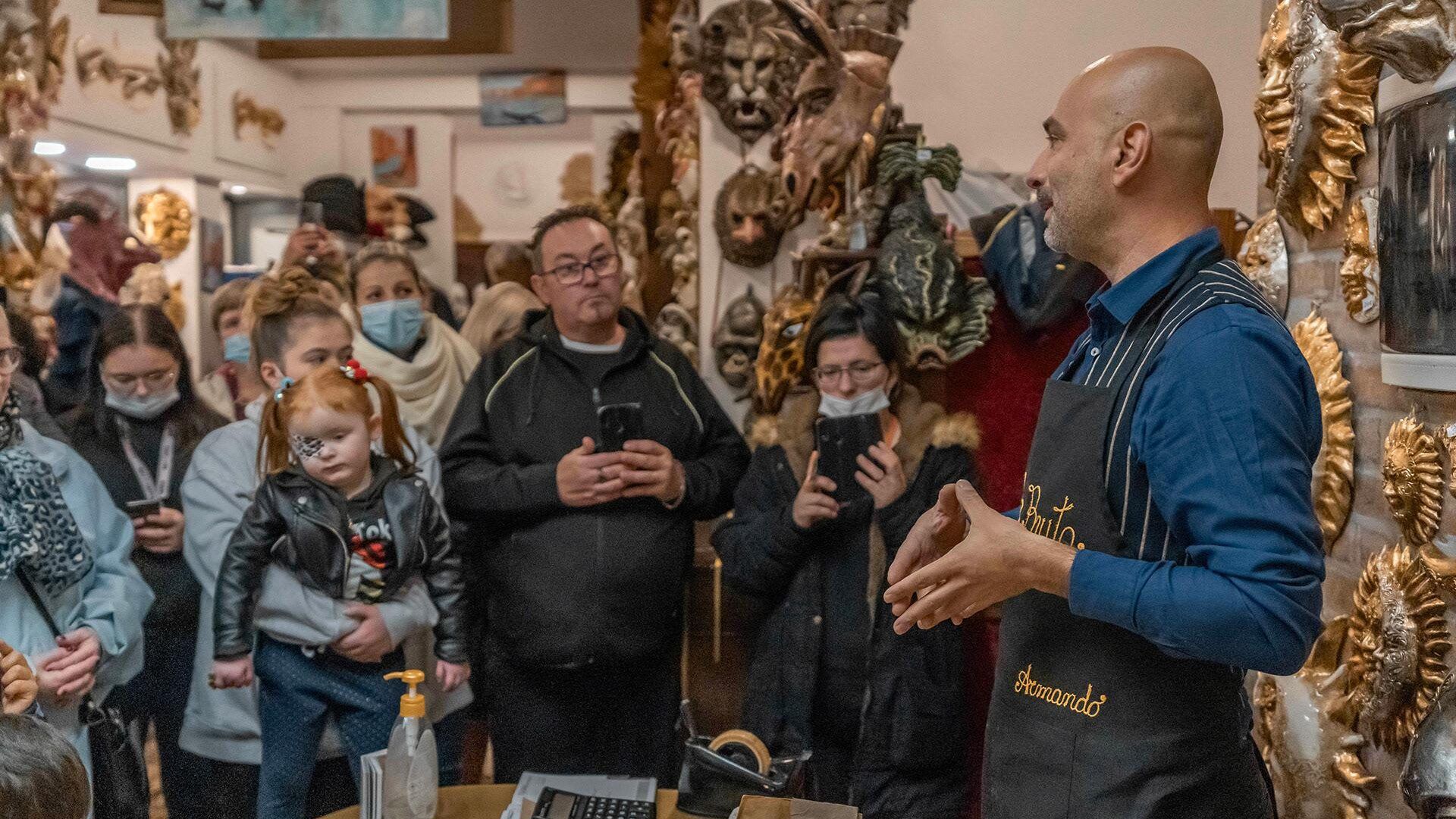 Visite de la place Saint-Marc, déjeuners au restaurant, balade en gondoles, promenades le long des canaux, les vacanciers ont aussi été accueillis par Armando qui leur a expliqué ce que représentent les masques et le carnaval à Venise.