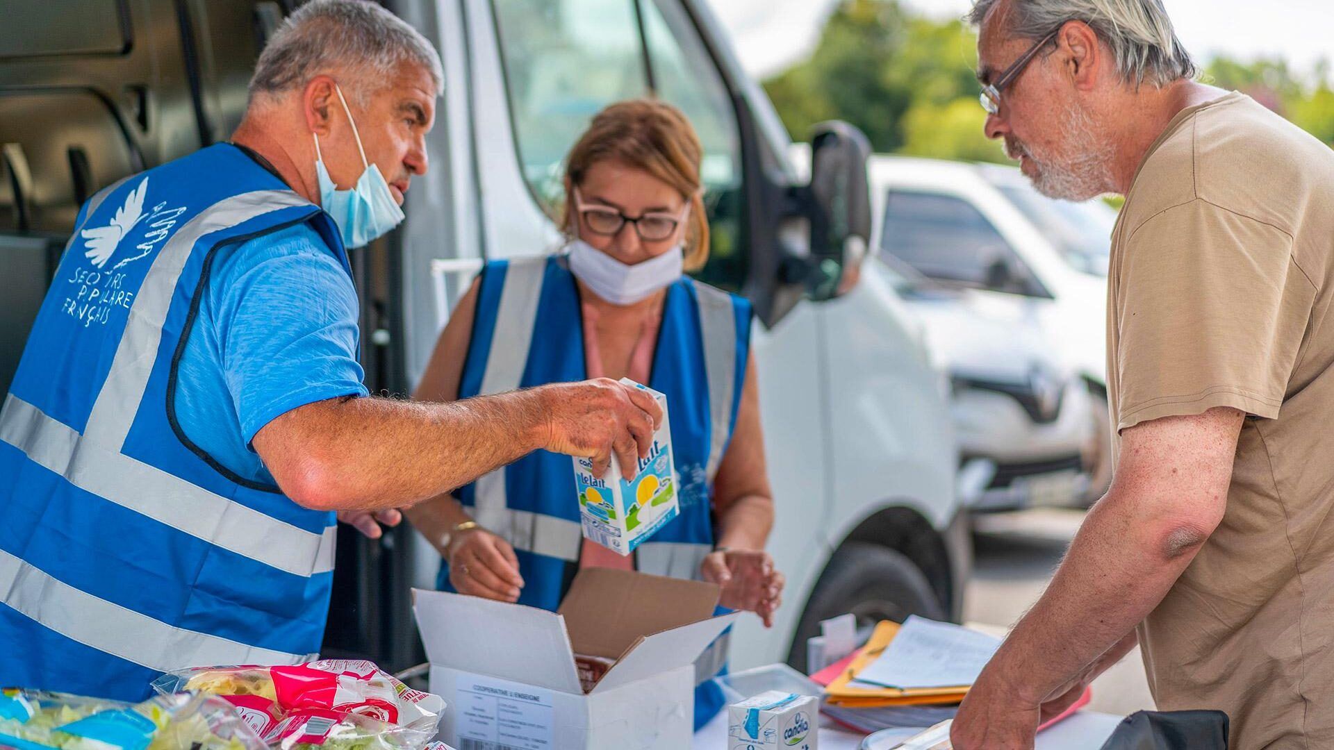 Les bénévoles de Périgueux apportent très régulièrement de l'aide alimentaire à une trentaine de familles de Sarlat, frappées par la crise. Hervé, lui, vient après une baisse des aides sociales.