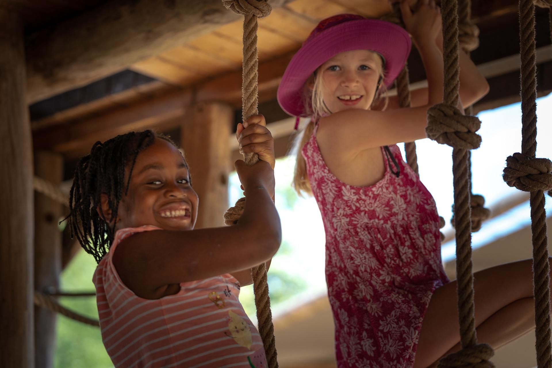 Les vacances, un temps pour s'amuser, même si en dehors des jeux les relations sont parfois plus compliquées entre Ghift (à gauche) et Elynn. Les vacances, un temps pour s'amuser, même si en dehors des jeux les relations sont parfois plus compliquées entre Ghift (à gauche) et Elynn.