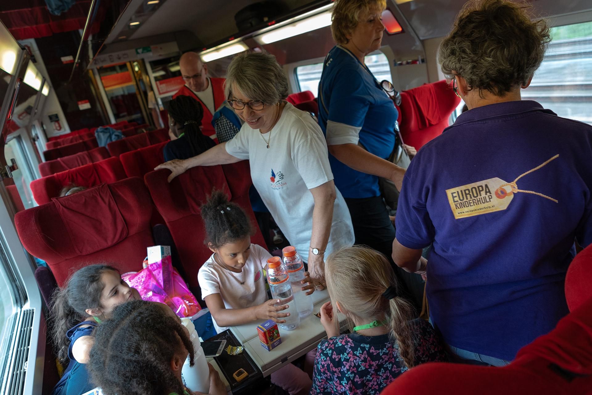 Pour le retour, les enfants étaient entourés par du personnel de Thalys et des bénévoles du Secours populaire et d'Europa Kinderhulp. Pour le retour, les enfants étaient entourés par du personnel de Thalys et des bénévoles du Secours populaire et d'Europa Kinderhulp.