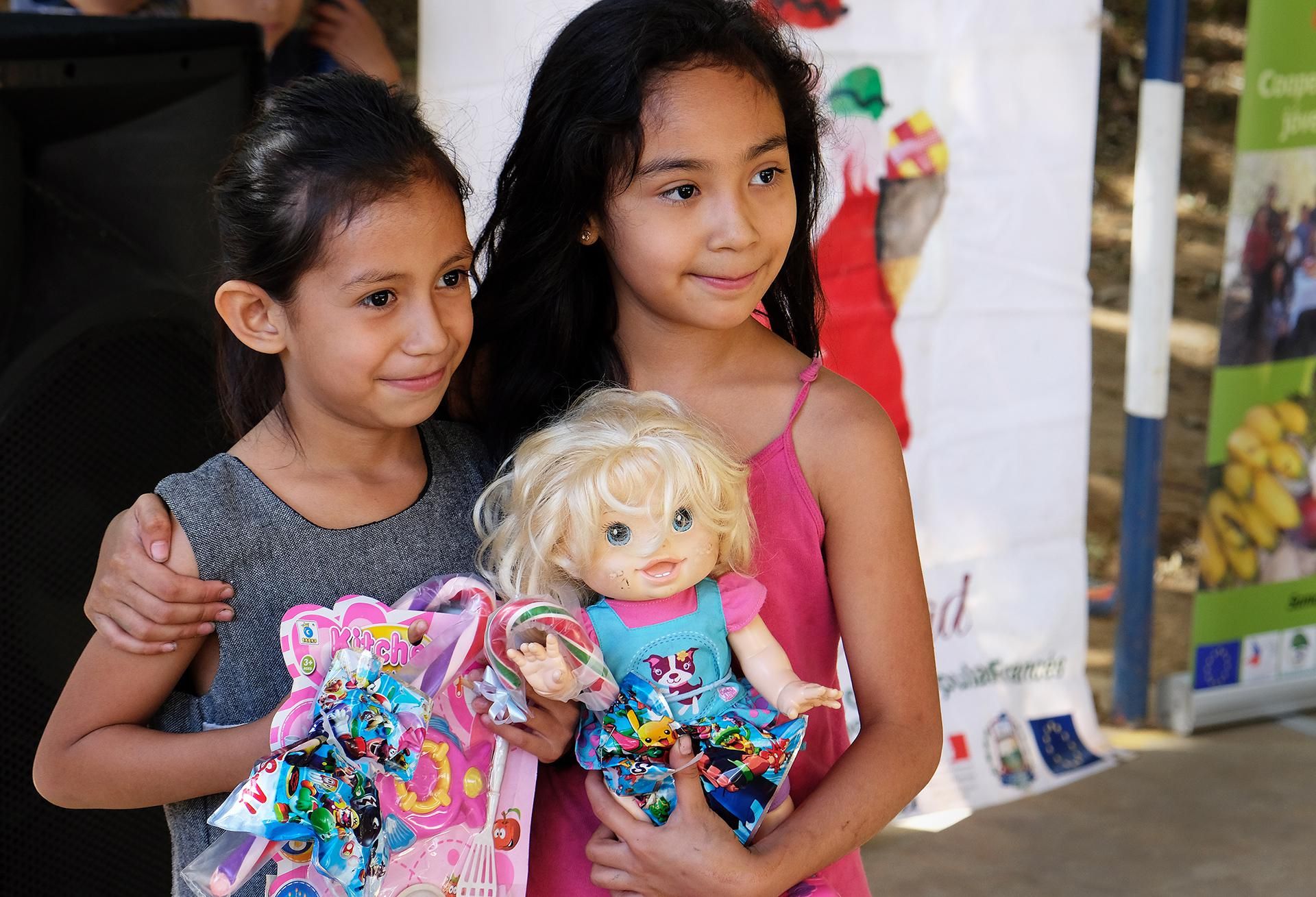 Au Salvador, dans le village de Comasagua, la Canasta Campesina et le SPF offrent aux enfants des cadeaux de Noël. A Noël, le SPF repeint le monde en vert