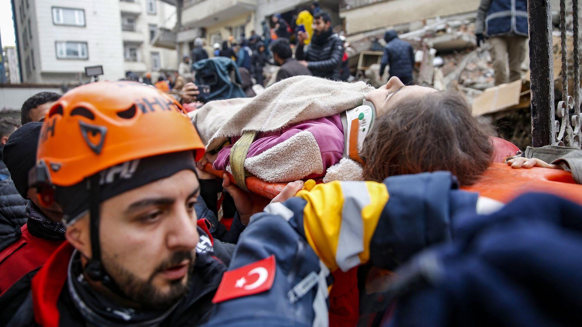 « Nous avons distribué des couvertures, des vêtements chauds et des colis d’urgence à 2 000 personnes totalement démunies », indique Alissar Aziz, volontaire chez DPNA, le partenaire libanais du Secours populaire, après sa première mission à Alep.