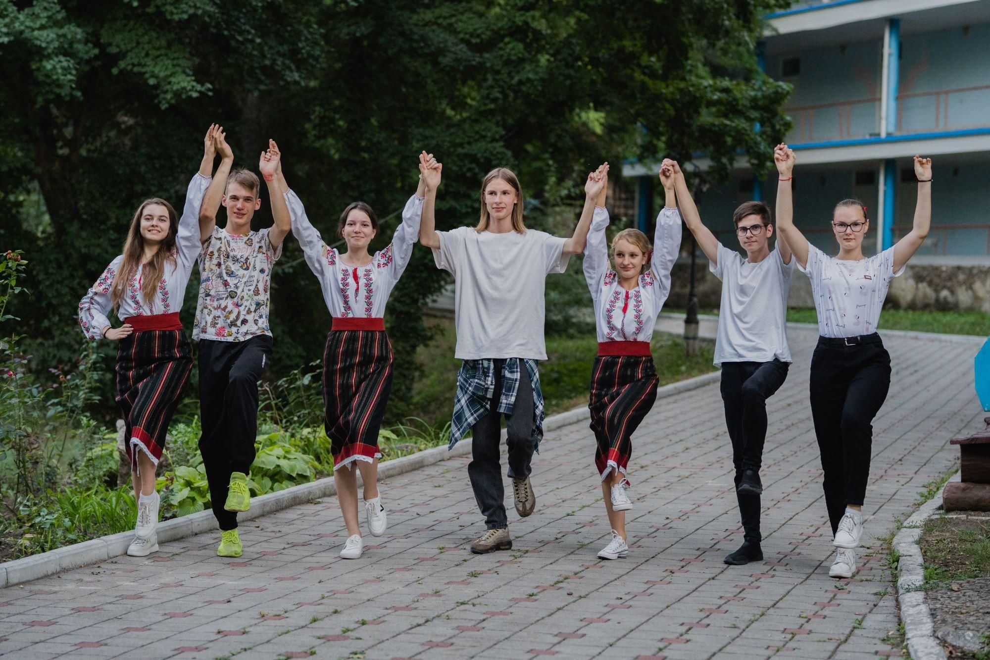 En août 2022, un Village Copain du Monde a rassemblé en Moldavie près de 87 enfants. Certains étaient du pays, d'autres d'Ukraine et enfin de la région d'Orléans. Les échanges et le temps passé ensemble leur ont montré qu'une vie paisible reste possible. En août 2022, un Village Copain du Monde a rassemblé en Moldavie près de 87 enfants. Certains étaient du pays, d'autres d'Ukraine et enfin de la région d'Orléans. Les échanges et le temps passé ensemble leur ont montré qu'une vie paisible reste possible.