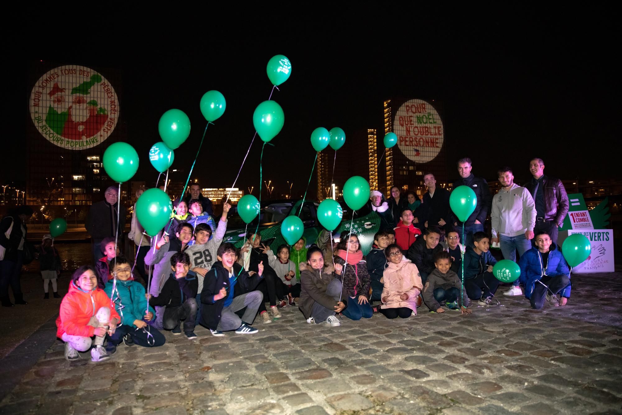 Tout sourire, des enfants, dont les familles sont aidées par le Secours populaire à paris, viennent de visiter la BNF.