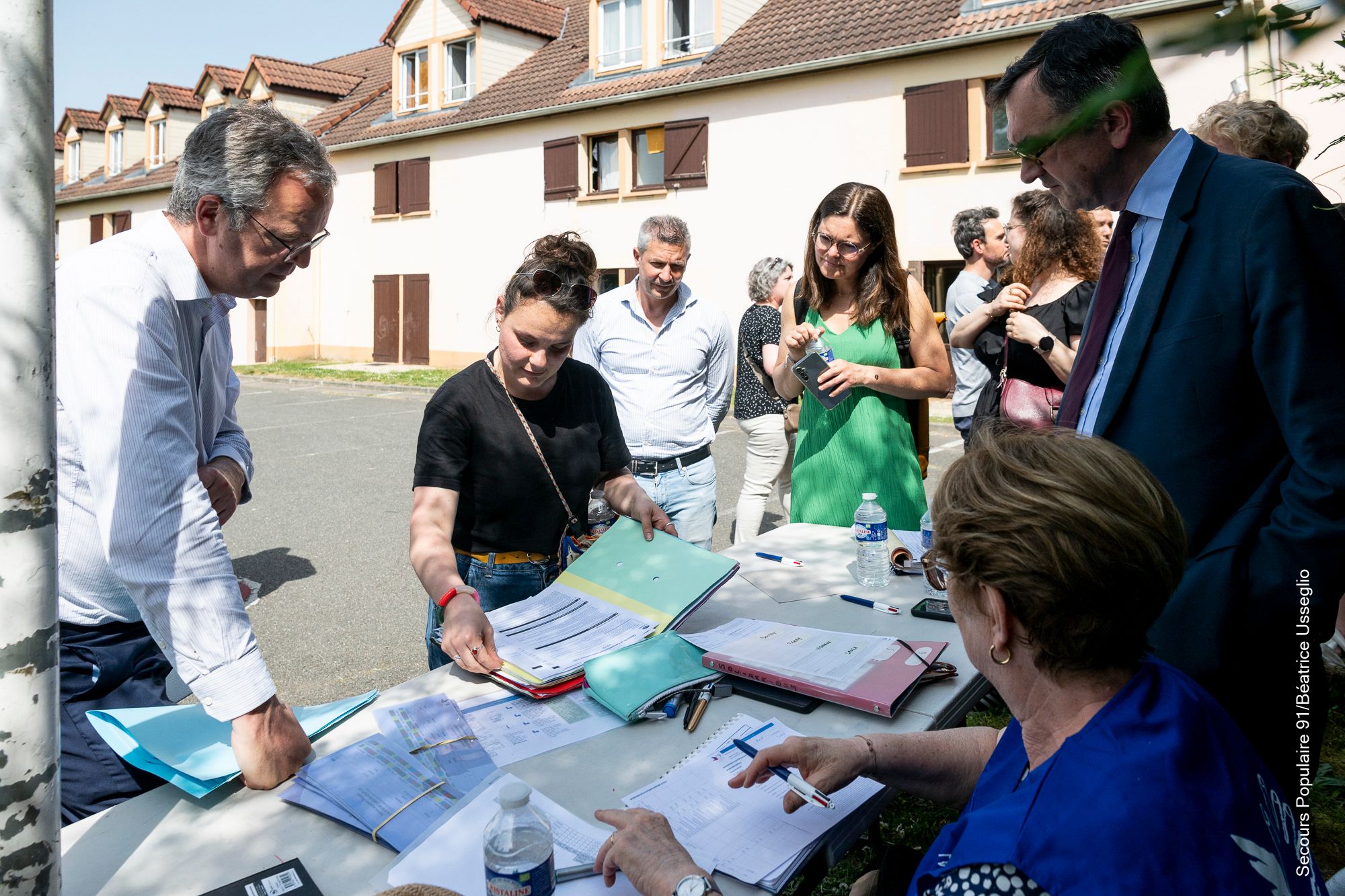 Personnes en train de discuter à propos des accès à la santé.