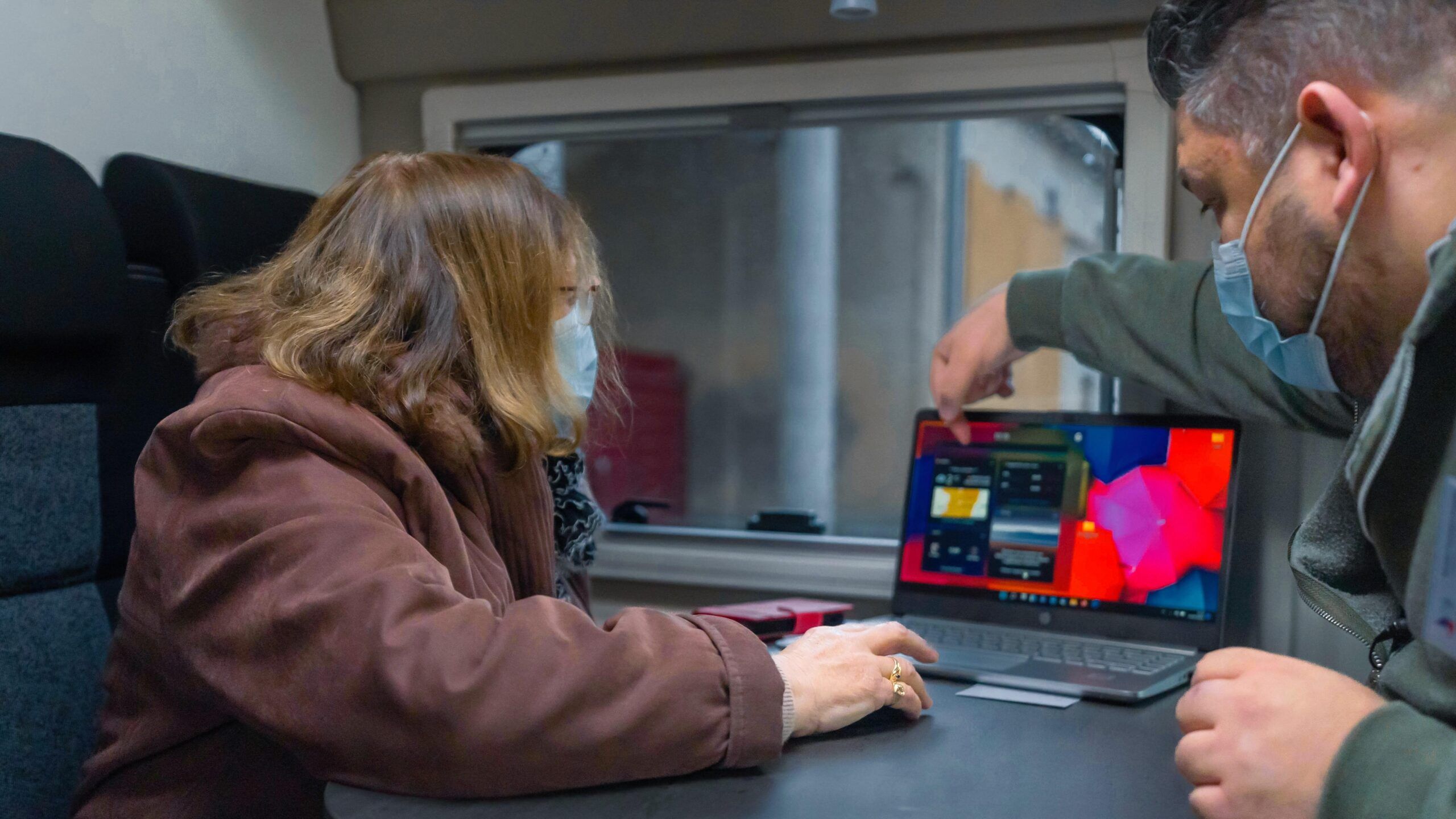 Christophe fait de la permanence mobile du Secours populaire un vrai cocon dans lequel Chantal est en confiance pour aborder ses difficultés pour faire des démarches administratives via le net. Christophe fait de la permanence mobile du Secours populaire un vrai cocon dans lequel Chantal est en confiance pour aborder ses difficultés pour faire des démarches administratives via le net.