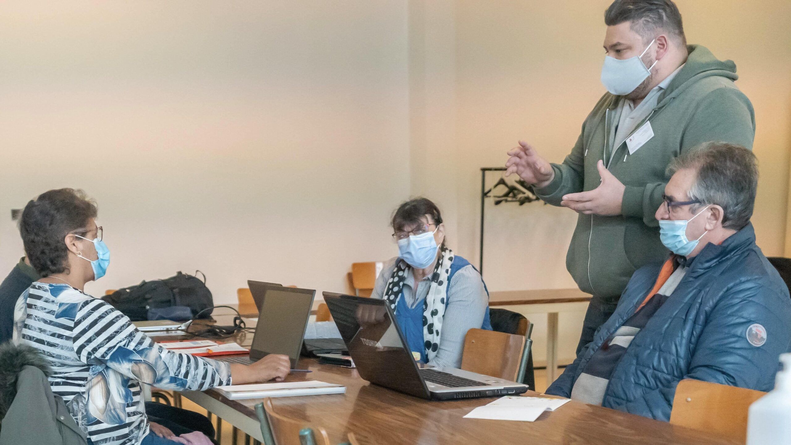 A Boucq, les participant à l'atelier d'initiation au numérique sont contents de la venue de Christophe. Ils attendaient une formation de ce type depuis très longtemps. A Boucq, les participant à l'atelier d'initiation au numérique sont contents de la venue de Christophe. Ils attendaient une formation de ce type depuis très longtemps.