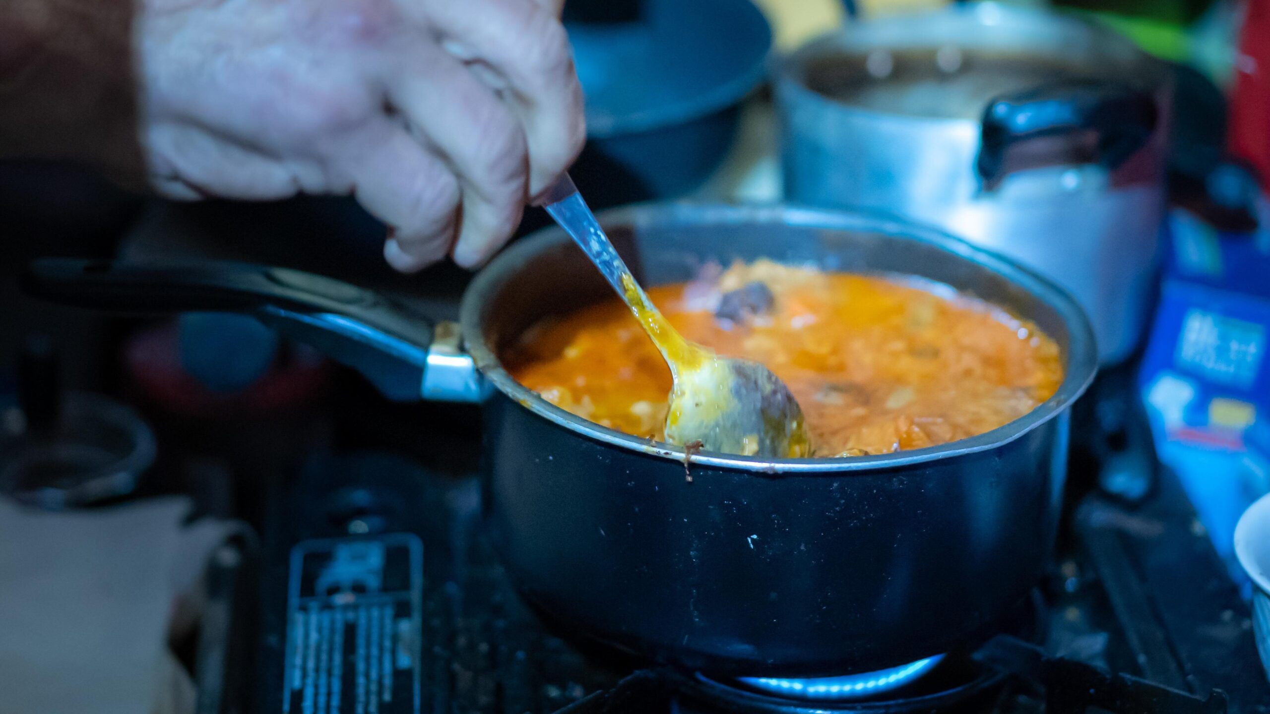 "Le Secours populaire ne m'a jamais laissé tomber", disait John, même pendant le confinement. Il était aussi aidé par d'autres associations.