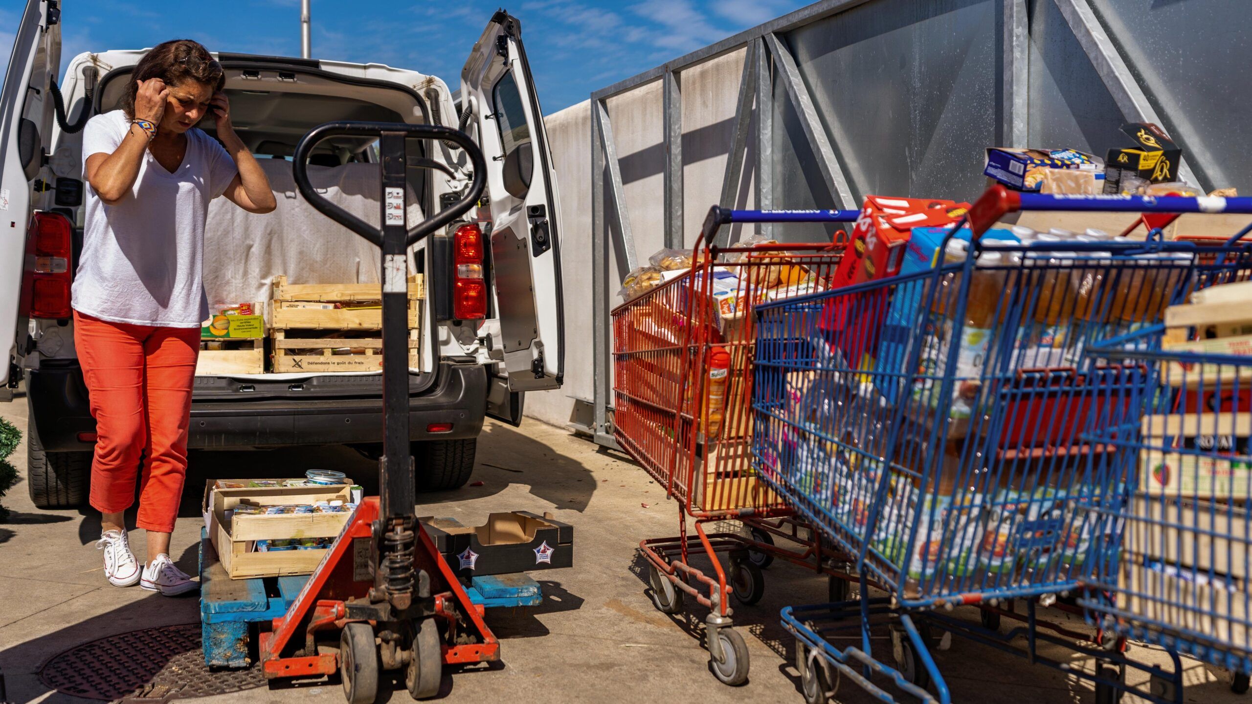 Corinne assure les ramasses de produits frais. Elle fait un premier tri pour mieux garnir les paniers des familles qu'elle va retrouver. Corinne assure les ramasses de produits frais. Elle fait un premier tri pour mieux garnir les paniers des familles qu'elle va retrouver.