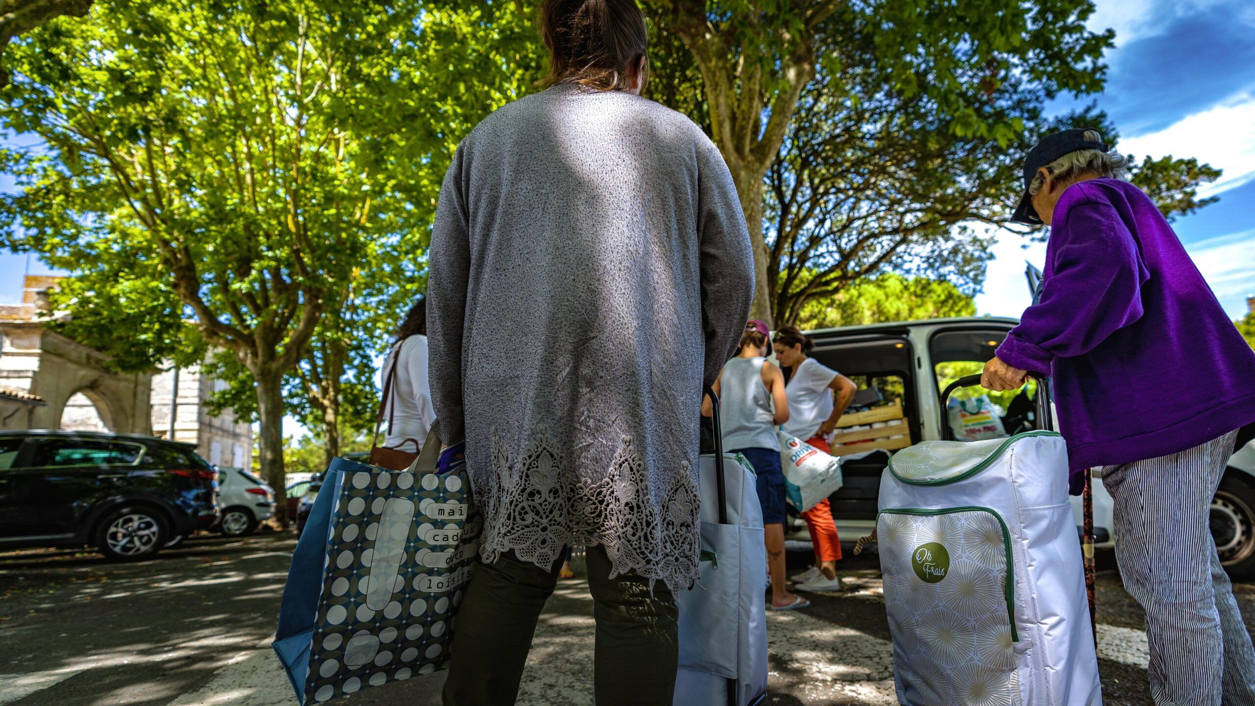 "J'ai découvert une pauvreté que je ne soupçonnais pas sur l'île, des gens modestes et d'autres précipités dans la précarité", confie Corinne, la bénévole. "J'ai découvert une pauvreté que je ne soupçonnais pas sur l'île, des gens modestes et d'autres précipités dans la précarité", confie Corinne, la bénévole.