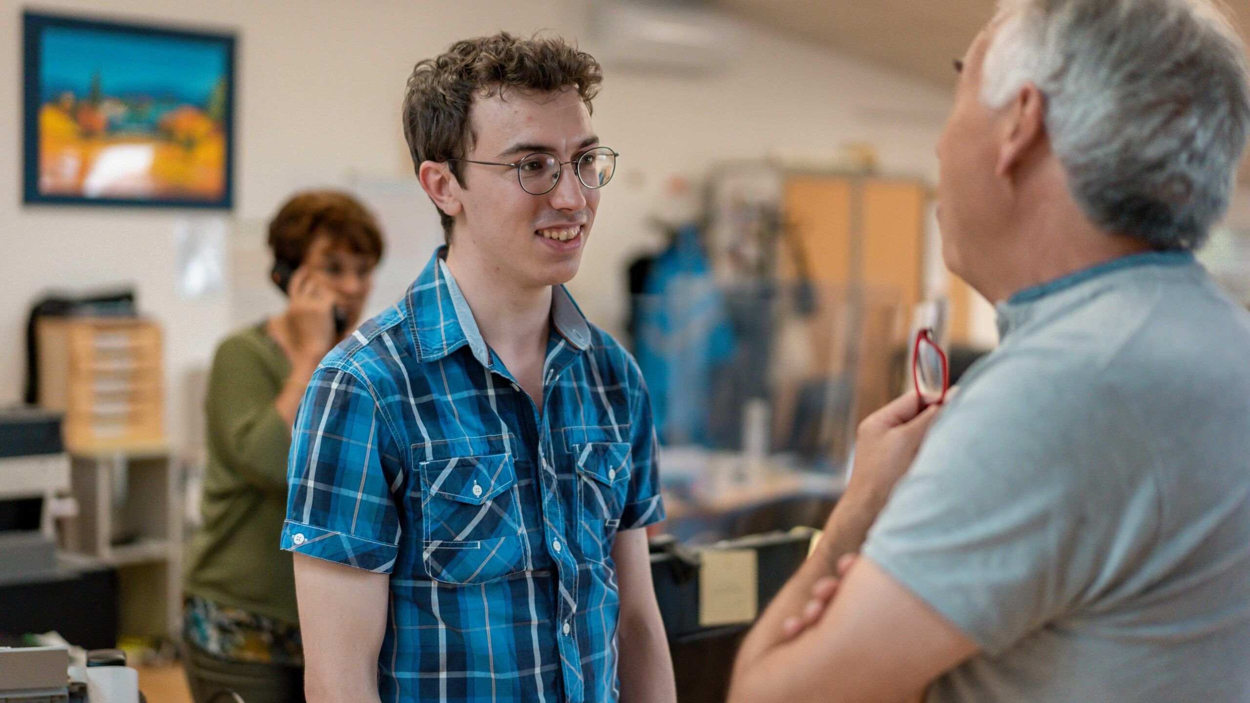 Carl est passé dire bonjour à Éric. Son service civique lui laisse un excellent souvenir et lui a « permis d’apprendre énormément sur les relations humaines », « exactement » ce qu’il était « venu chercher ».