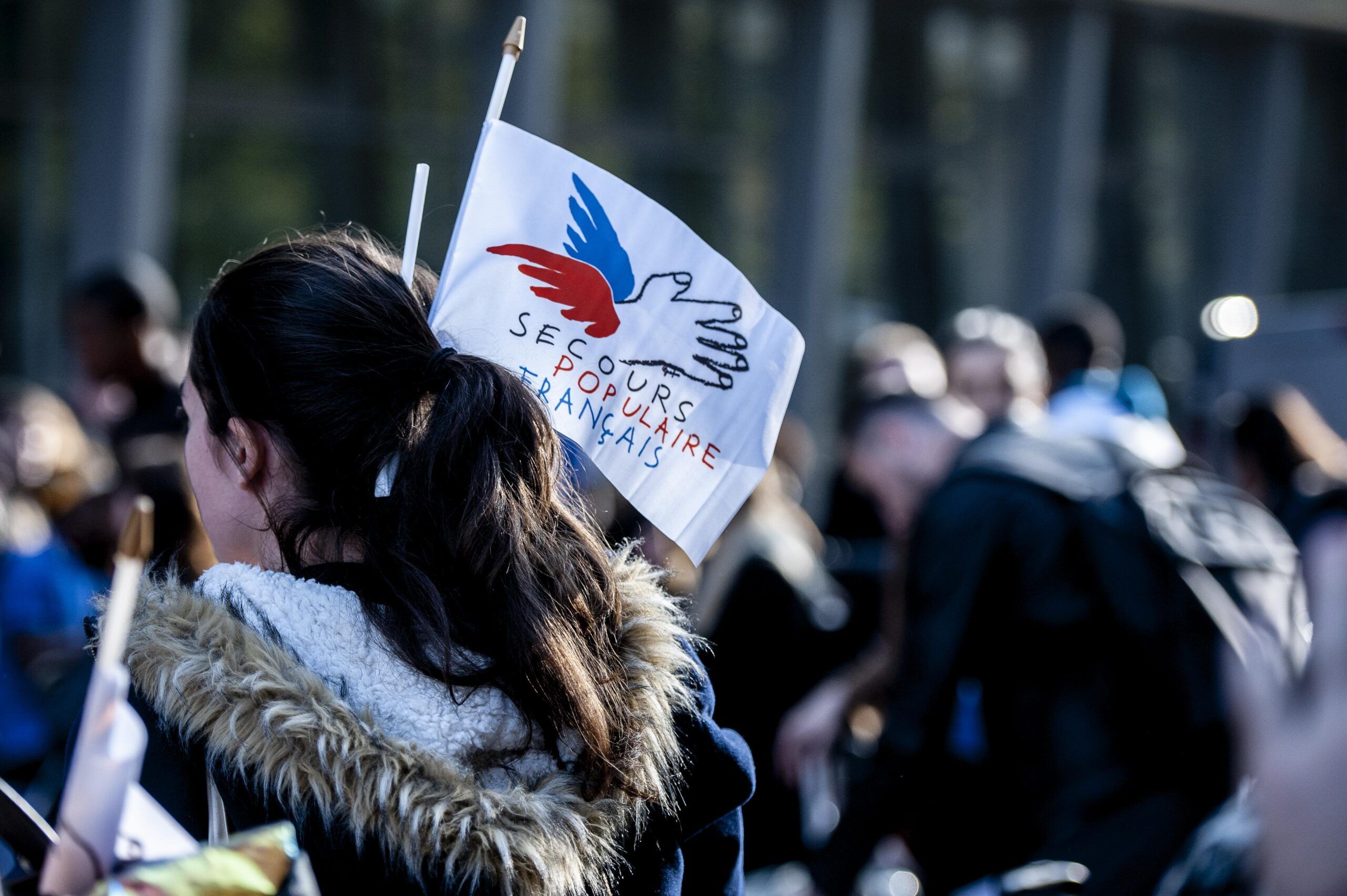 Confrontés à la précarité, les jeunes prennent toute leur part dans le bénévolat.